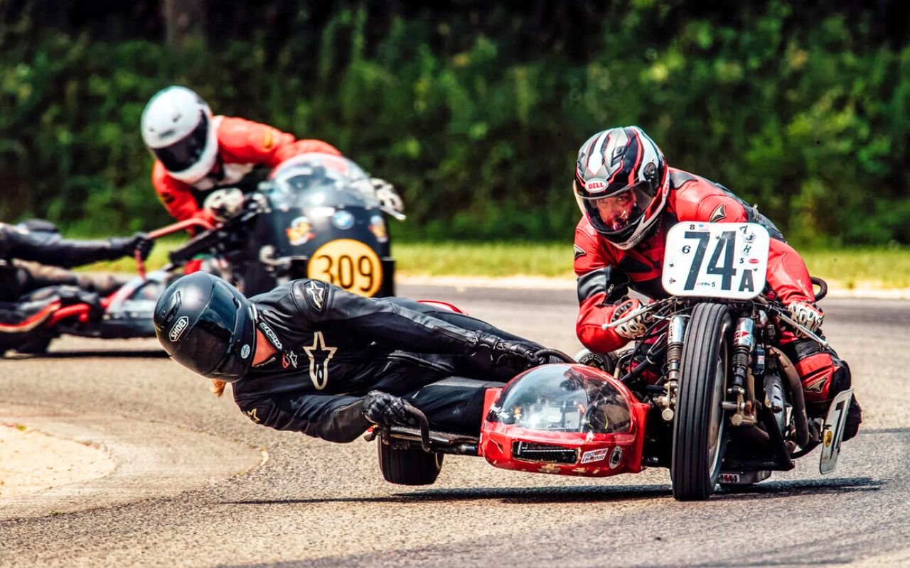 À près de 300 km/h en side-car avec des pneus de voiture et un pilote frôlant le sol de la tête : découvrez les courses les plus folles au monde, bien au-delà du MotoGP