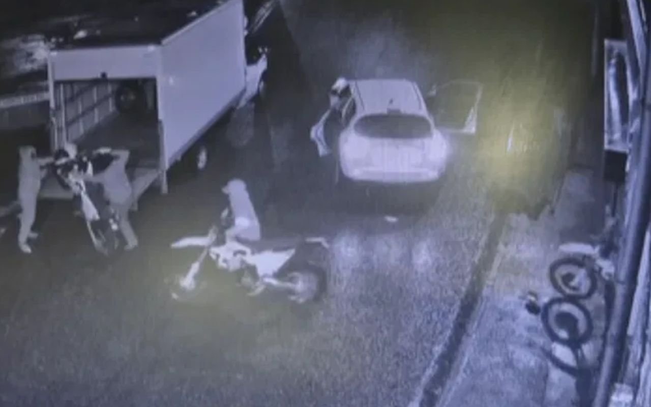 Appleyard Motorcycles victime d'un braquage spectaculaire plusieurs motos dérobées lors d'une attaque au camion-bélier