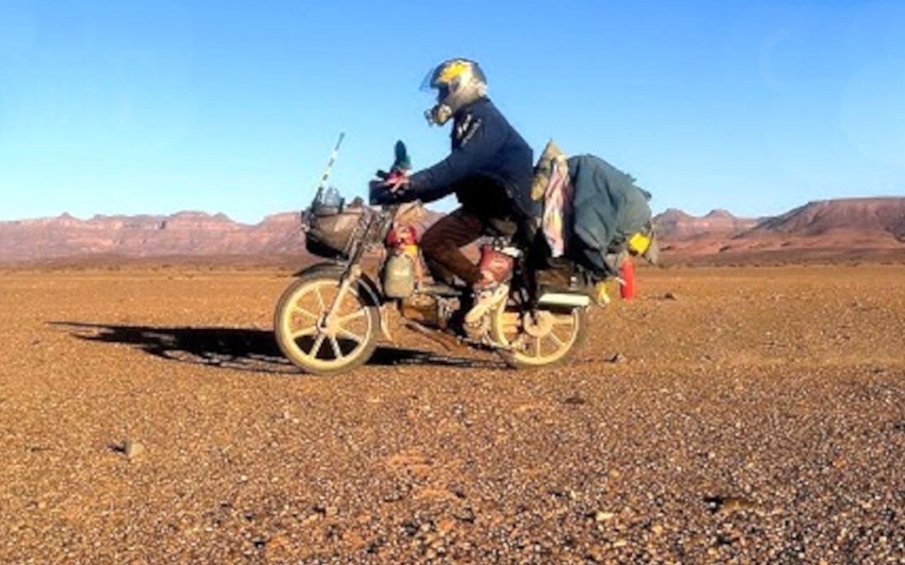 Ce créateur espagnol traverse l'Afrique de Madrid à Dakar sur un Vespino à l'agonie, il est à Nouakchott et le moteur tient encore