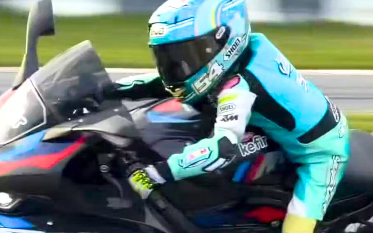 Ce gamin de 6 ans est déjà meilleur que vous sur une moto de 218 ch : Zayn Sofuoglu, 23 kg, genou au sol sur une BMW M 1000 RR, entraîné par son père Kenan champion Supersport