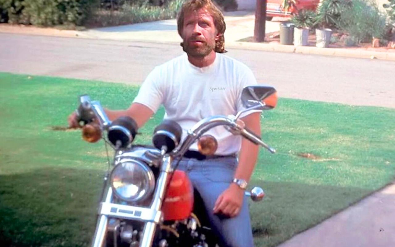 Ce que personne ne raconte sur Chuck Norris et les motos : Harley Road Glide custom, Suzuki SP600 dans The Delta Force, et des centaines de gamins sauvés via Kickstart Kids à Houston