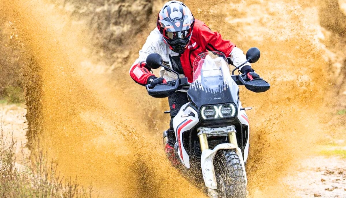 DesertX 2026 : Ducati muscle son trail avec le V2 890 du Monster et un pack Rally Enduro taillé pour la piste comme pour la route
