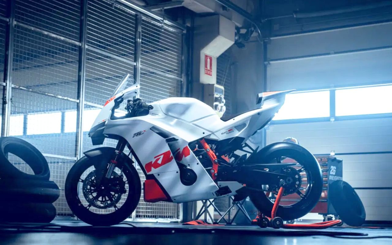 KTM relance la guerre des supersport en 2026 : avec la 990 RC R pensée circuit avec suspensions WP réglables freins Brembo et modes Rain Street Sport Custom