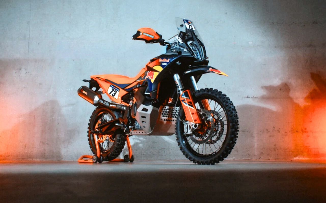 KTM vient de rendre le Dakar accessible en concession : 890 Adventure R Rally 2026, 104 ch, WP Xplor Pro, Akrapovič, 270 mm de débattement et 22 300 €
