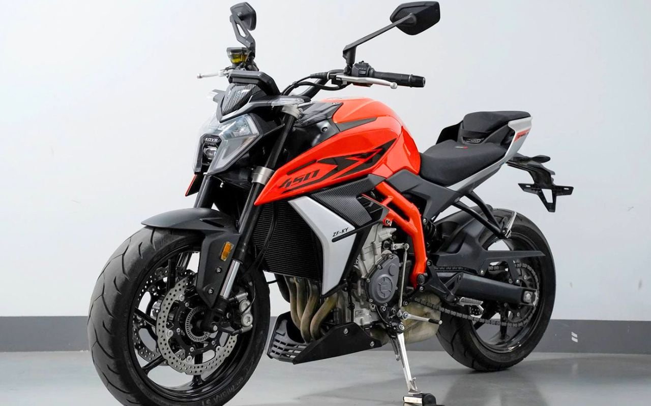 Kove refait la 450R en deux ans seulement et la nouvelle version passe à 204 km/h avec un quatre cylindres que personne d'autre ne propose dans cette taille