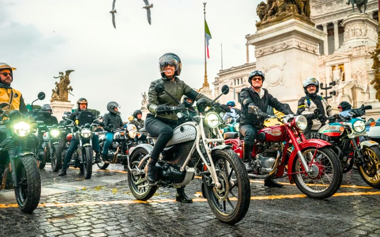 La Flying Flea C6 de Royal Enfield a roulé en Europe pour la première fois, mais sous camouflage