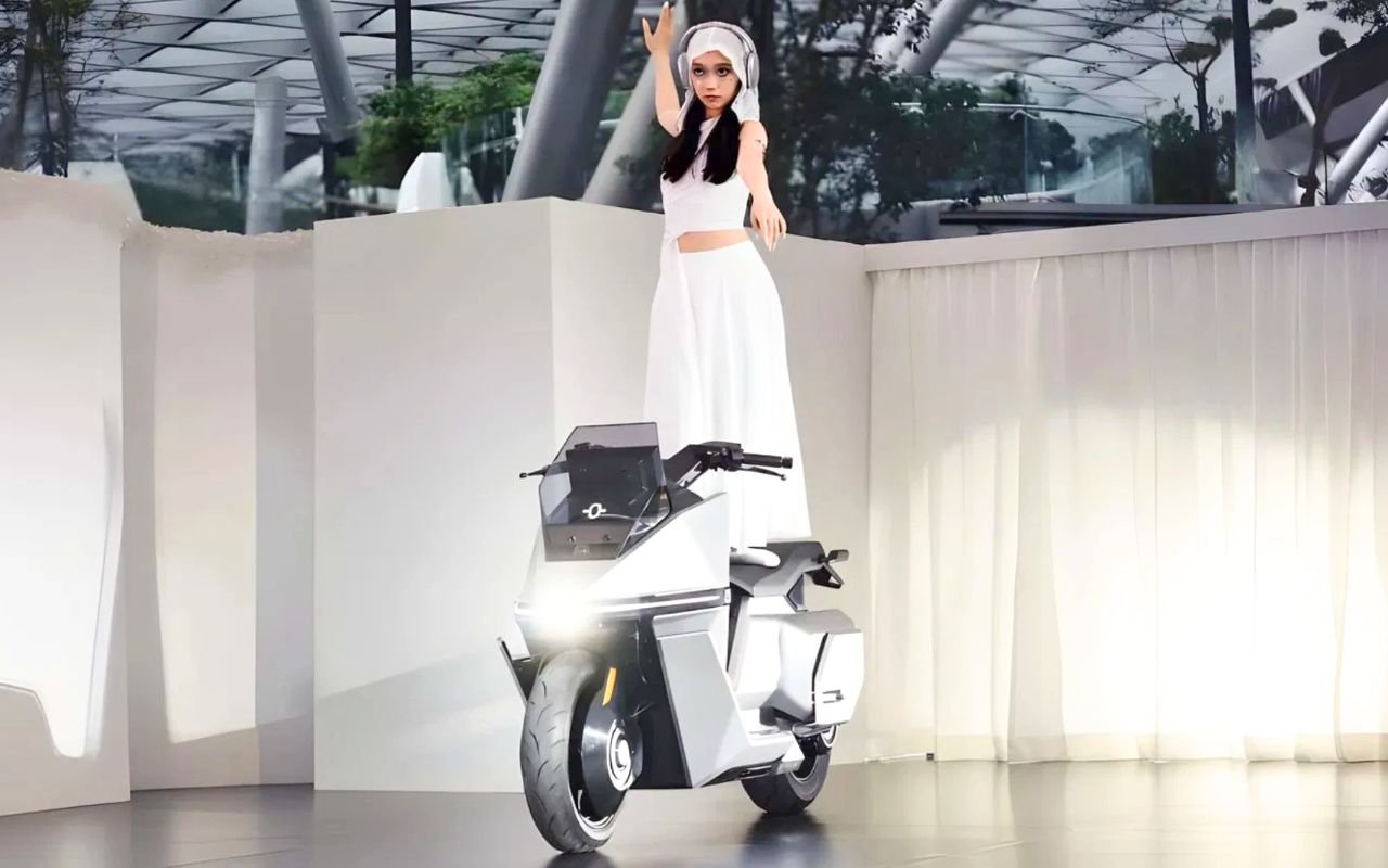 La moto électrique qui refuse de tomber existe et elle arrive en production en 2026