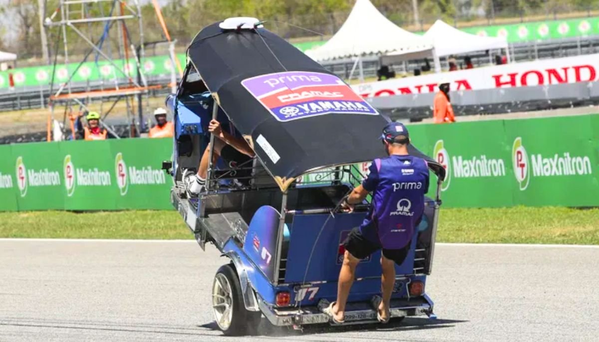 Toprak Razgatlioglu et Jack Miller s'affrontent pour la victoire lors de la course MotoGP Tuk Tuk