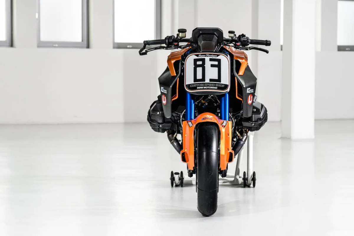 Face avant de la nouvelle BMW R 1300 R Super Hooligan