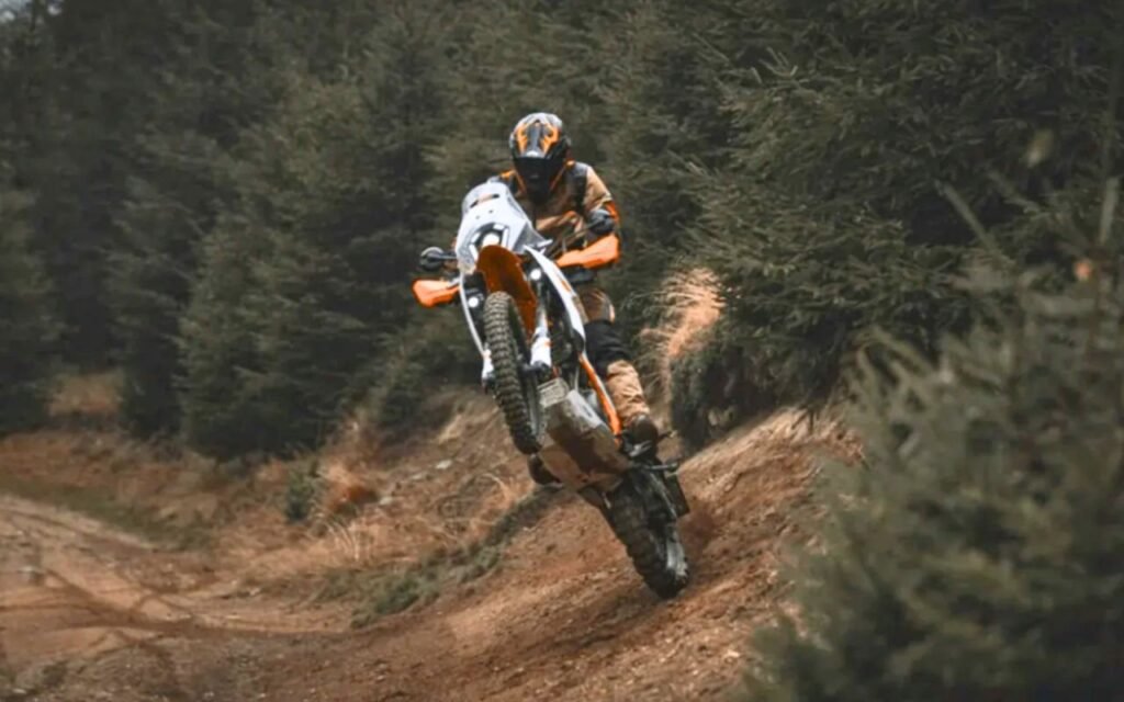 KTM prépare un coup énorme : ces deux nouvelles 350 pourraient casser les prix et mettre les 390 en danger dès avril 2026