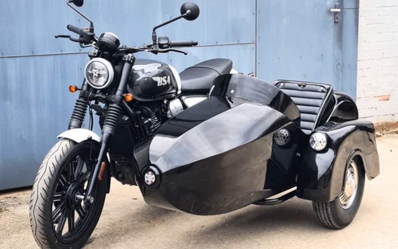 Watsonian-Squire habille la Bantam 350 d’un side-car SB1 en fibre GRP avec LED et roue 10 pouces