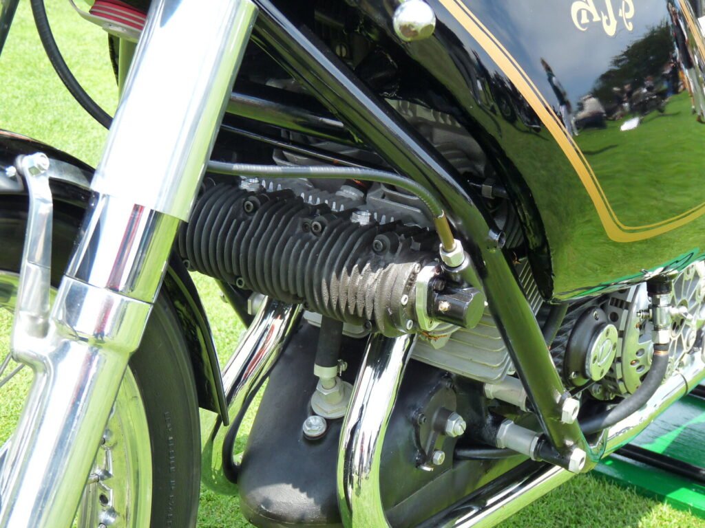 Le moteur d'une AJS E95 « Porcupine » de 1954 et ses ailettes en pointes, à Pebble Beach. Photo : Craig Howell, Wikimedia Commons, CC BY 2.0