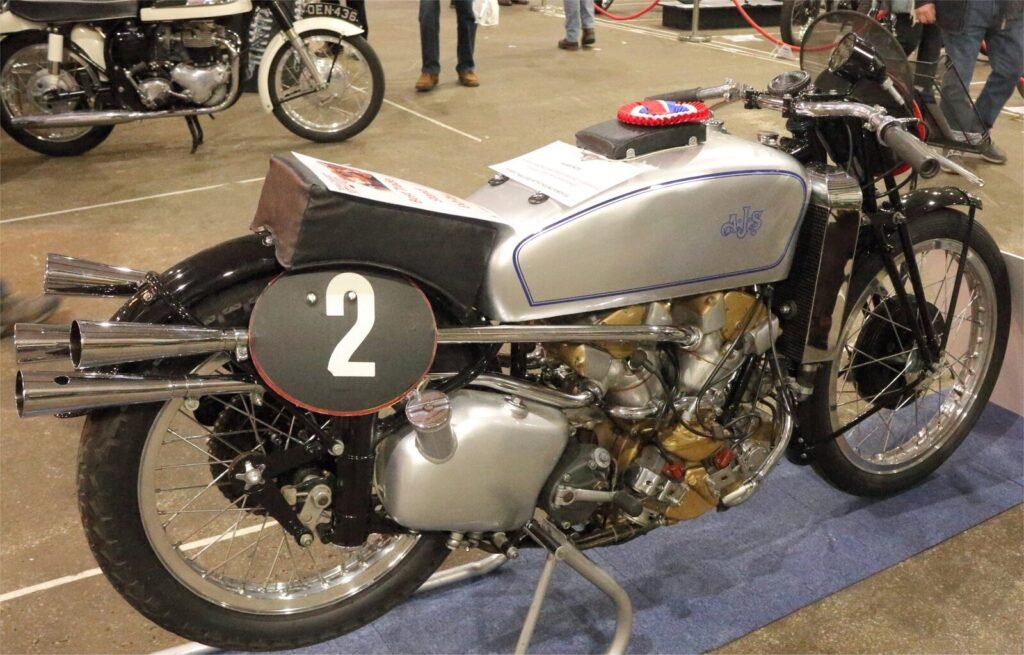 L'AJS V4 à compresseur et refroidissement liquide de 1939, restaurée, au Classic Motorcycle Show de Staffordshire en 2017. Photo : Oldnoccer, Wikimedia Commons, CC BY-SA 4.0
