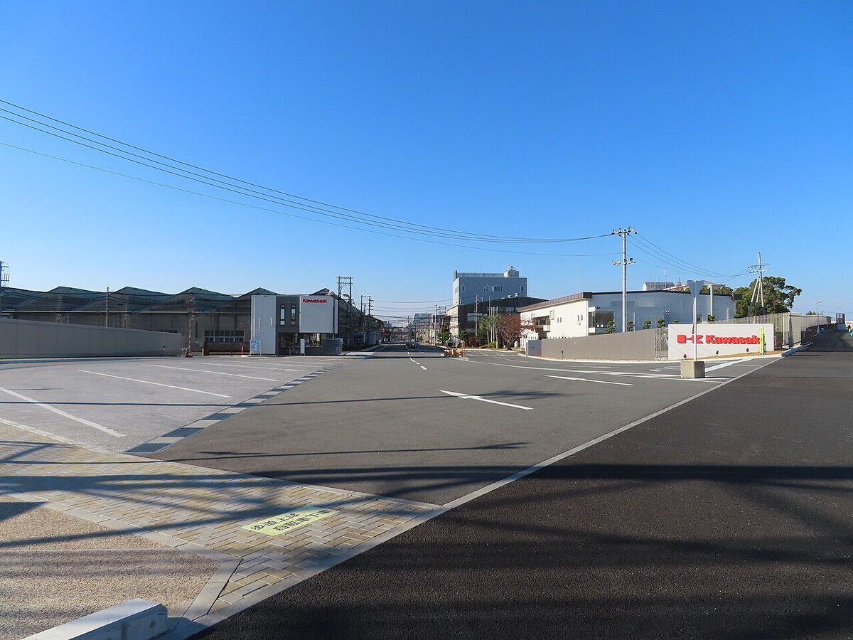 Entrée de l'usine Kawasaki d'Akashi sous un ciel bleu