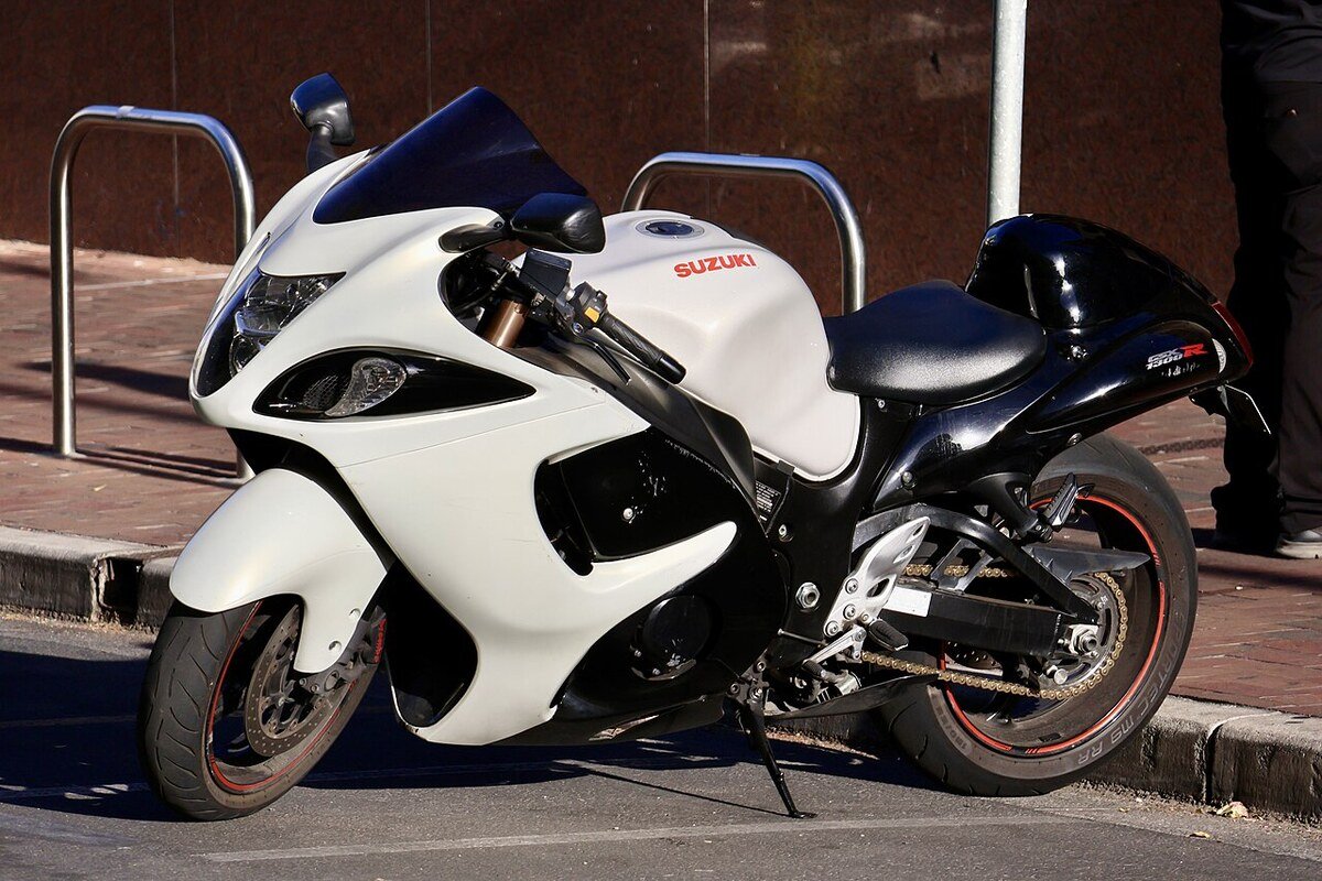 Suzuki Hayabusa blanche et noire garée dans une rue