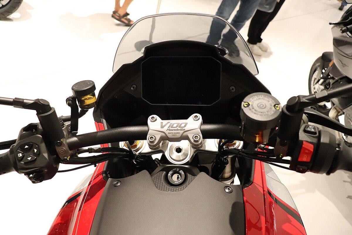 Tableau de bord d'une Moto Guzzi V100 Mandello avec son écran TFT de 5 pouces