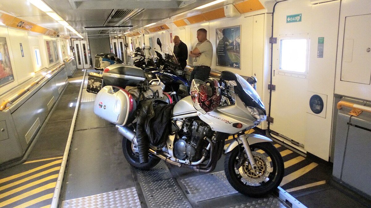 Motos alignées et garées dans la navette ferroviaire du tunnel sous la Manche