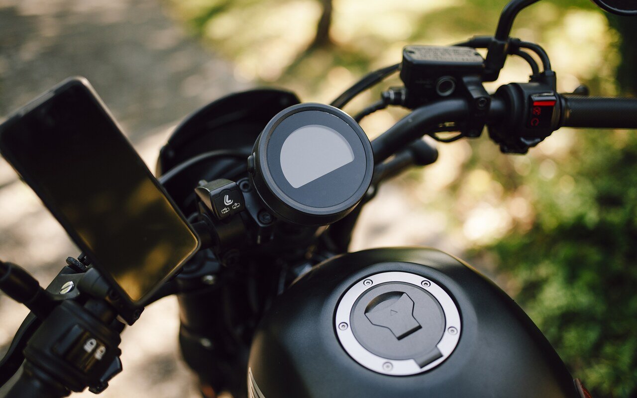 Votre moto parle à votre téléphone, reste à savoir à qui le téléphone parle